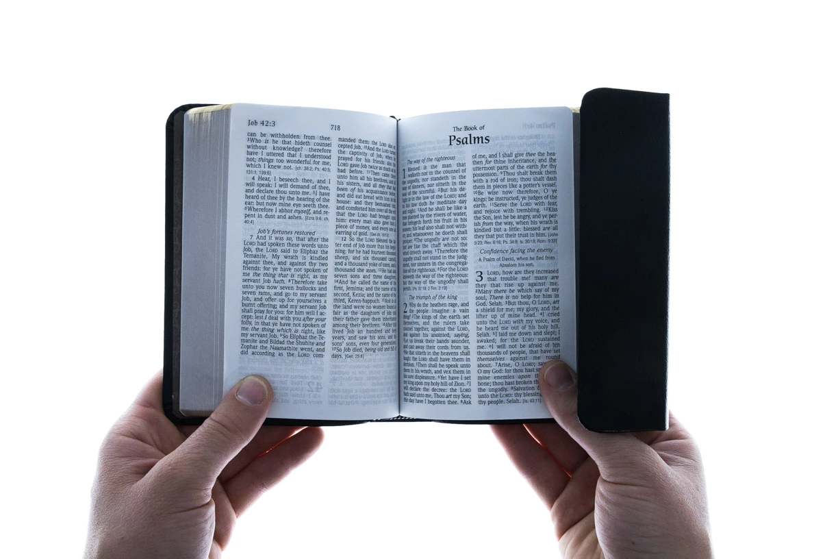 KJV Compact Reference Bible -Magnetic Closure 6 KJV Compact Reference Bible -Magnetic Closure - Image 4