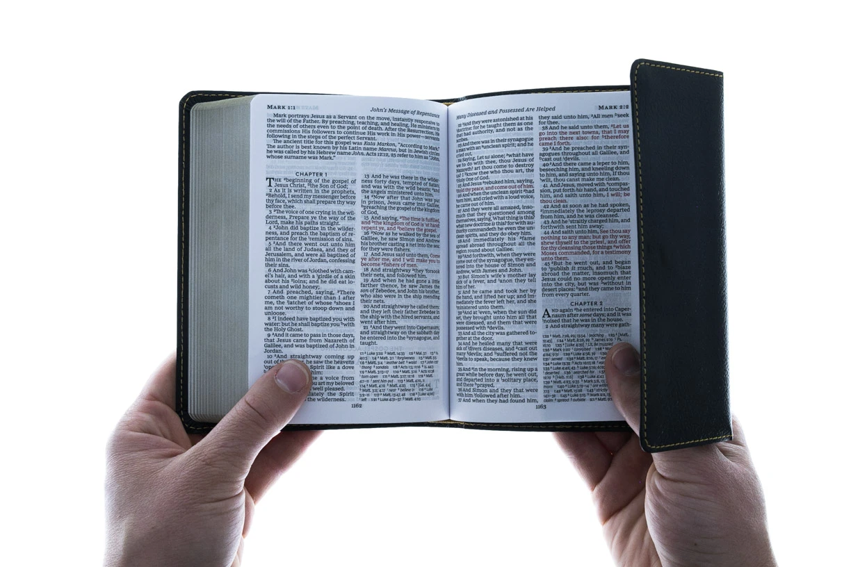 KJV, Reference Bible, Compact, Large Print, Snapflap Black 6 KJV, Reference Bible, Compact, Large Print, Snapflap Black - Image 4